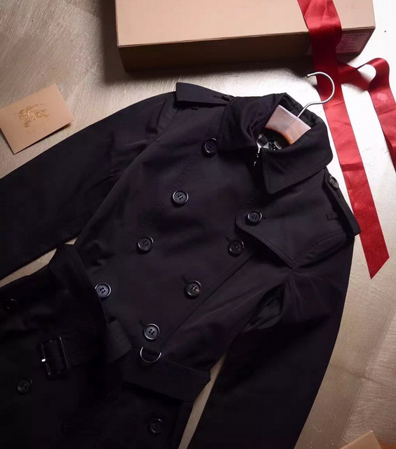 Burberry Chelsea Long Heritage Trench Coat in Black For Women for Sale