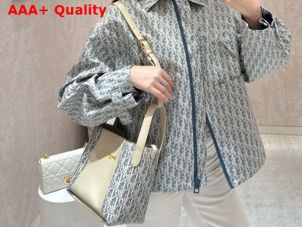 Dior Small Signature Bucket Bag Blue Dior Oblique Chambray with Raffia Effect and Light Biscuit Smooth Calfskin Replica