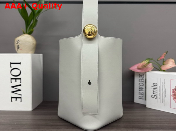 Loewe Medium Pebble Bucket in Shell Grey Smooth Calfskin Replica