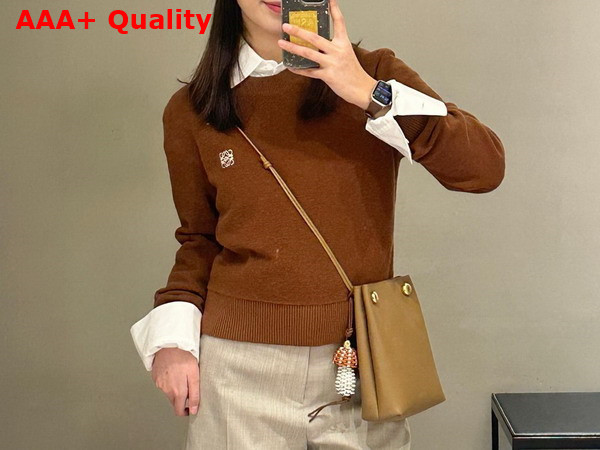 Loewe Pebble Pouch in Oak Smooth Calfskin Replica
