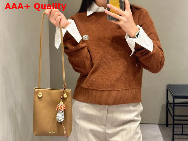 Loewe Pebble Pouch in Oak Smooth Calfskin Replica