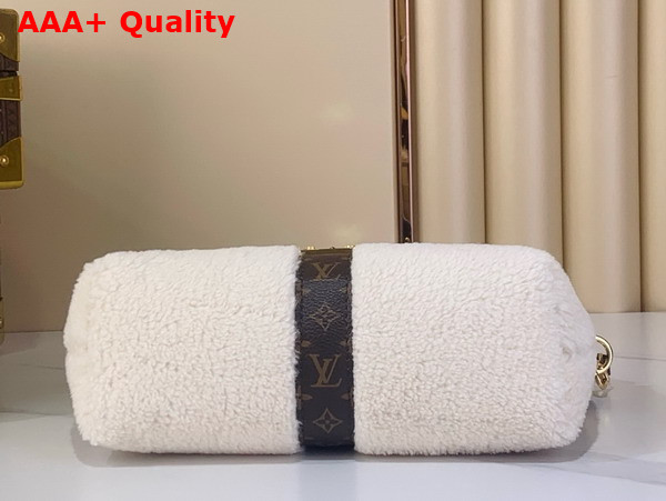 Louis Vuitton Pochette Mia Creme Shearling M26245 Replica